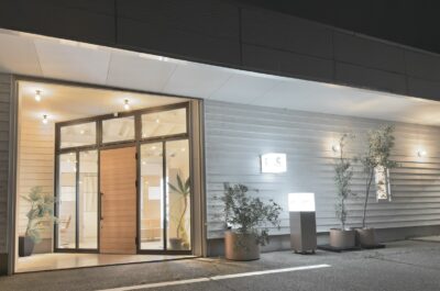 野々市の美容室 CyAN の外観。やわらかな灯りがともるエントランスが、訪れる人をあたたかく迎えるサロンのカウンセリング哲学を象徴している。